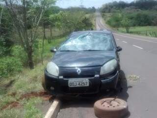 Carro ficou destruído após capotamento. (Foto: Simão Nogueira)