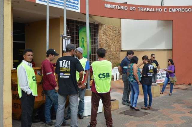Protesto paralisa Minist&eacute;rio do Trabalho e adia agendamentos para amanh&atilde; 