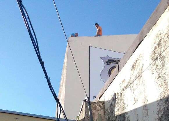 Detentos passam a noite em caixa d&rsquo;&aacute;gua e n&atilde;o cumprem acordo com a PM