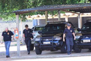 Policiais federais chegando na sede da PF em Campo Grande após o cumprimento de mandados de busca e apreensão (Foto: Marina Pacheco)