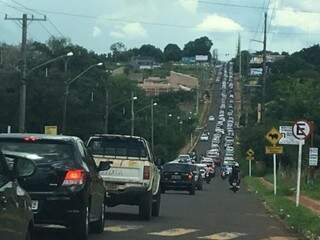 Acesso à UCDB, avenida Tamandaré tem congestionamento em dia de concurso. (Foto: Guilherme Henri)