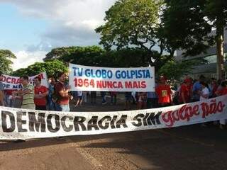 Manifestantes na rua lateral da sede da TV Morena, em Campo Grande (Foto: Alan Nantes)