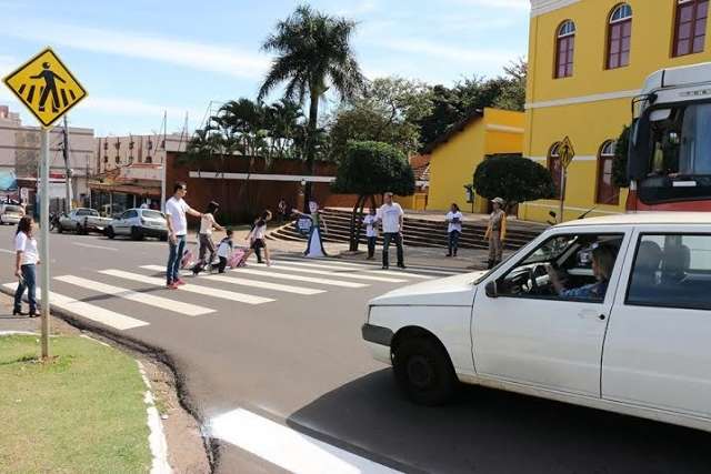 Campanha para educar pedestre &eacute; retomada em pontos cr&iacute;ticos da Capital