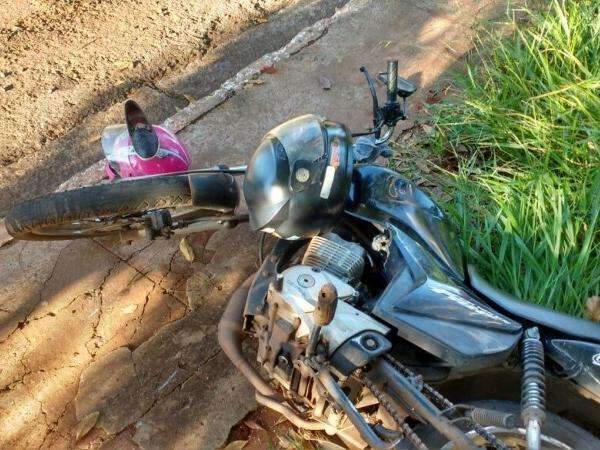 Carro faz convers&atilde;o errada e pai e filho ficam feridos em acidente 