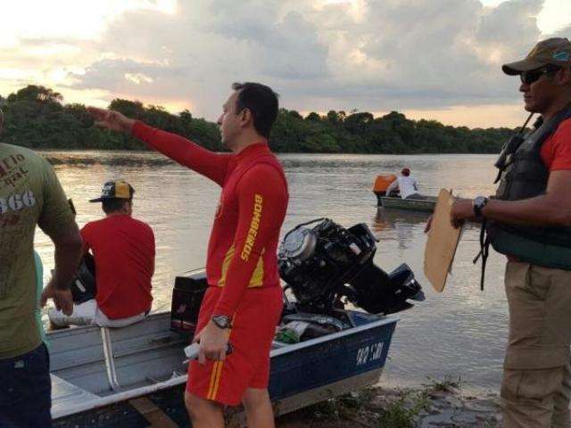 Barco vira com oito pessoas no rio Taquari e jovem est&aacute; desaparecido