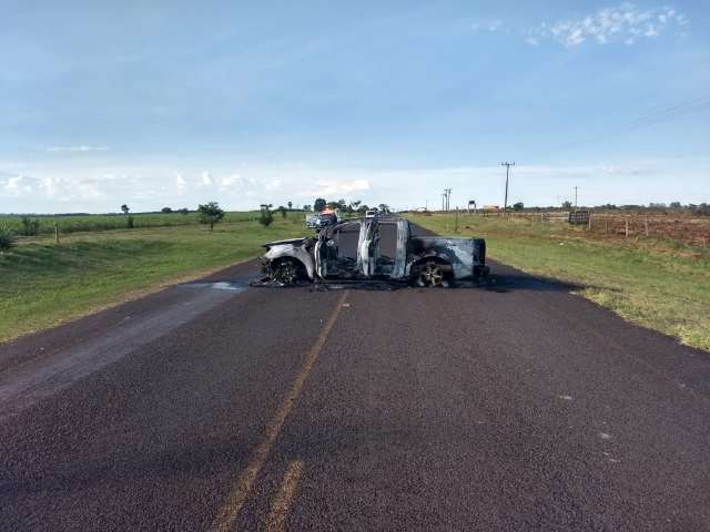 Caminhonetes usadas em ataque s&atilde;o encontradas queimadas em MS