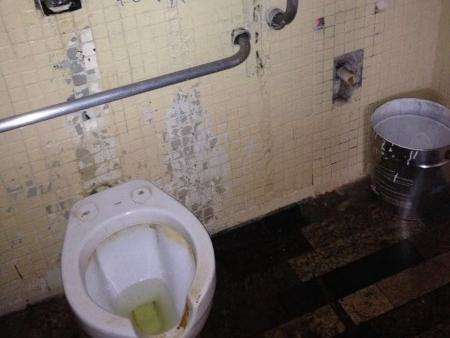 Usu&aacute;rio reclama de falta de limpeza em banheiros de terminal