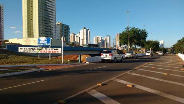 Grupo ocupa canteiro de Avenida e viaduto para pedir interven&ccedil;&atilde;o militar