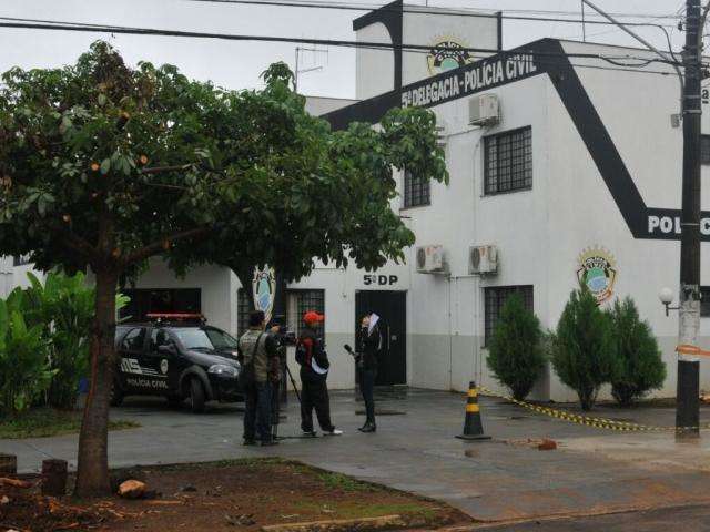 Ladr&otilde;es se passam por policiais, sequestram casal e roubam carro 
