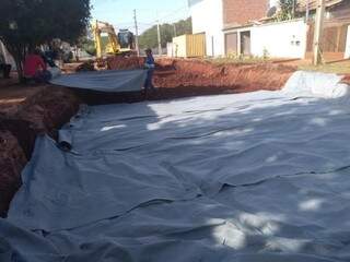Trecho final da Pompeu Ferreira da Silva exigiu construção de “colchão de pedra”, coberto com manta especial para conter lençol freático. (Foto: PMCG/Divulgação)