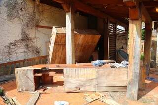 Móveis quebrados também compõem o cenário interno da casa abandonada. (Foto:Fernando Antunes) 