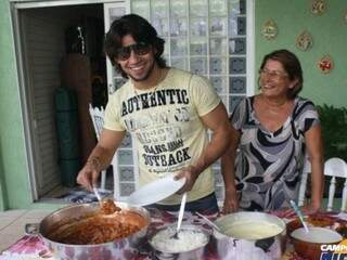 Mariano servindo o prato preferido, língua de boi ensopada, durante  reportagem em 2013. (Foto: Arquivo/Marcos Ermínio)
