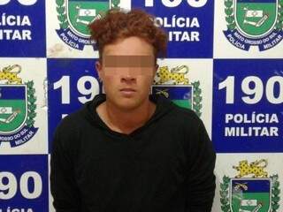 O jovem foi preso em flagrante e vai responder por tráfico de drogas. (Foto: Celso Daniel/ JPNews)