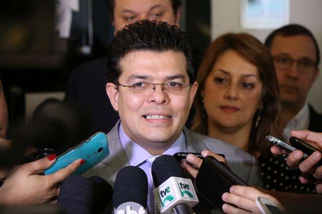Contratos com empresas investigadas est&atilde;o sendo analisados, diz prefeito