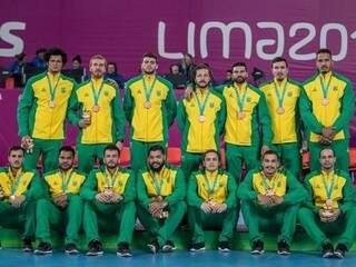 Raul Nantes, terceiro atleta sentado da esquerda para direita, posa com a seleção medalha de bronze (Foto: Divulgação)