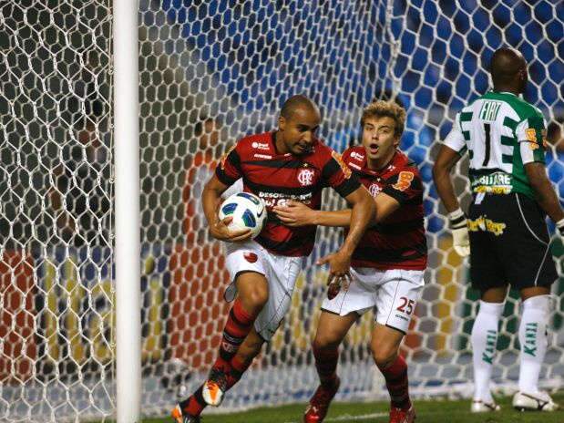  T. Neves marca, Fla vira sobre Am&eacute;rica-MG e vence ap&oacute;s 10 jogos