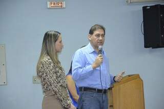Prefeito Alcides Bernal e a secretária de assistência social, Taís Helena, em evento na tarde desta segunda-feira. (Foto: Simão Nogueira)