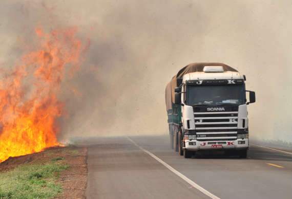  Fuma&ccedil;a de inc&ecirc;ndio atrapalha tr&aacute;fego na BR-163 pr&oacute;ximo de Jaraguari