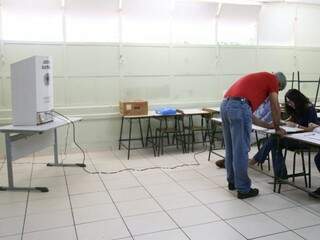 Eleitor em seção eleitoral na votação do primeiro turno, dia 2 de outubro, em Campo Grande (Foto: Marcos Ermínio)