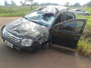 O carro que a professora conduzia ficou destruído após capotar por diversas vezes e parar em pé. (Foto: Marcos Ermínio) 