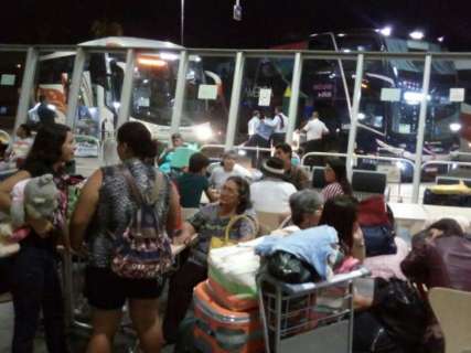 Ônibus atrasa e deixa passageiros 'plantados' há 10 horas na rodoviária