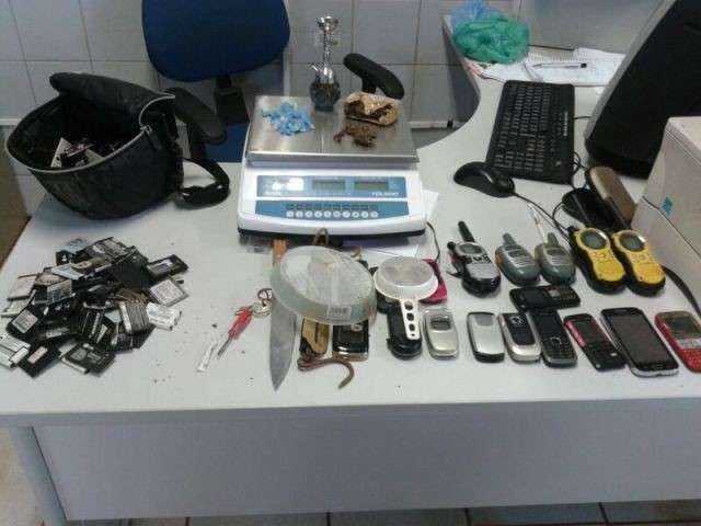 Pol&iacute;cia apreende r&aacute;dios comunicadores, drogas e celulares em boca de fumo