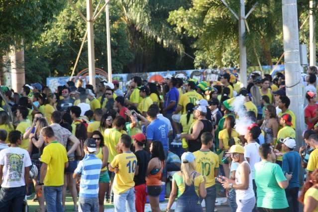 Sem gols, s&oacute;sia de Ronaldinho e samba animam torcida na Vila Brasil