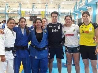 Gabriel (preto) ao lado das judocas da seleção brasileira. (Foto: Divulgação)
