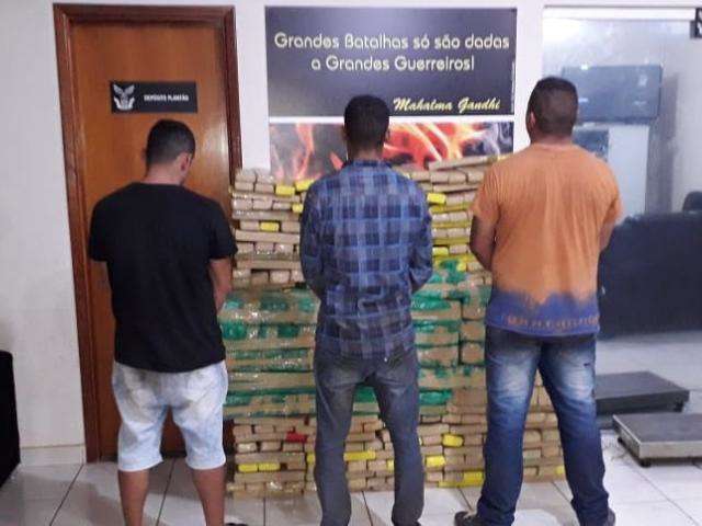 Persegui&ccedil;&atilde;o termina com 3 presos e 760 quilos de maconha apreendidos