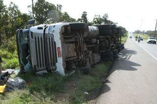O caminhão tombou após o motorista perder o controle da direção (Foto: Cleber Gellio)
