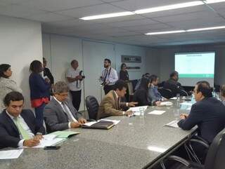 Secretário de Infraestrutura, Marcelo Miglioli, em reunião com deputados estaduais. (Foto: Divulgação)