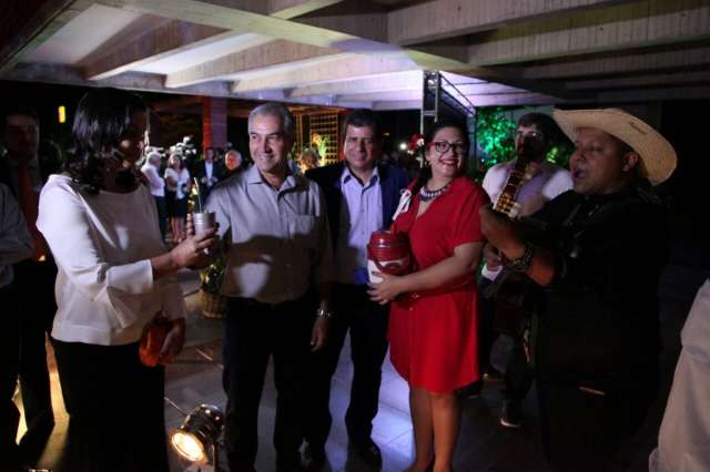 Governador toma terer&eacute; e dan&ccedil;a polca em evento para lan&ccedil;ar m&uacute;sica