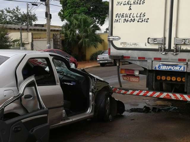 Carro fica destru&iacute;do e tr&ecirc;s pessoas feridas em acidente