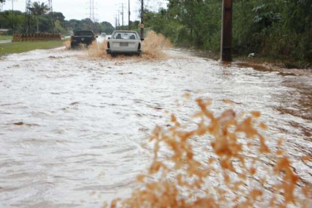 Em uma hora, chuva alaga ruas e temperatura cai para 25&ordm;C