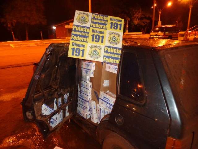 Jovem &eacute; preso transportando carro abarrotado de cigarros contrabandeados