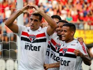 Diego Souza comemora primeiro gol do São Paulo na Ilha do Retiro (Foto: Divulgação)