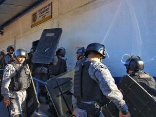 Policiais do Choque chegando ao Centro de Triagem (Foto: André Bittar) 