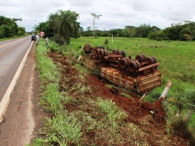 Motorista se assusta com abelha, perde controle e tomba carreta na MS-276