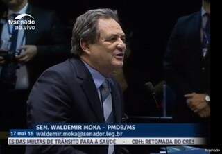 Senador Waldemir Moka (PMDB) durante discurso a favor do senador empossado Pedro Chaves (PSC). (Foto: Reprodução/TVSenado)