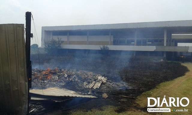 Inc&ecirc;ndio atinge &aacute;rea do Instituto Federal e destr&oacute;i deposito de madeira