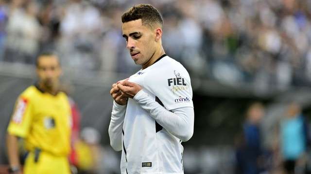 Corinthians segura vit&oacute;ria contra S&atilde;o Paulo e se mant&eacute;m na lideran&ccedil;a
