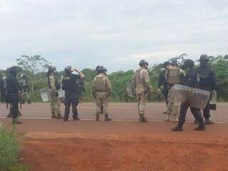 Policiais cercam área invadida por índios durante despejo, hoje (Foto: Direto das Ruas)