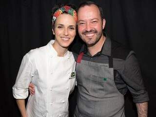 Rafael ao lado da chef brasileira Helena Rizzo. (Foto: Arquivo Pessoal)