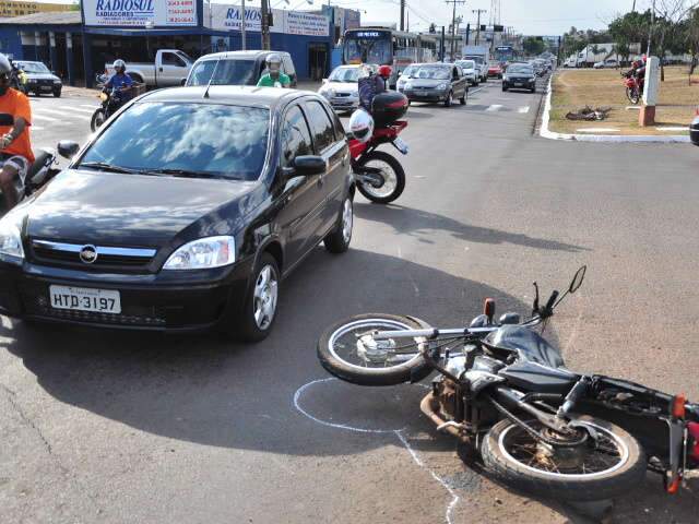  Motociclista bate cabe&ccedil;a e costas no meio-fio ap&oacute;s colis&atilde;o com Corsa