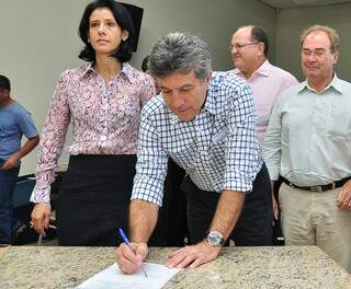 Prefeito Murilo Zauith (PSB) assina ordens de serviço para novas obras. (Foto A. Frota)