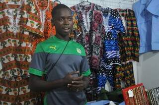 Dudu vende produtos trazidos do Senegal, seu país de origem. (Foto: Alcides Neto)