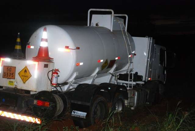 Bombeiros atendem acidente com carregamento de am&ocirc;nia na BR-267