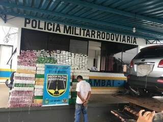 Suspeito e a droga que transportava, na base da PMR. (Foto: Divulgação/PMR) 