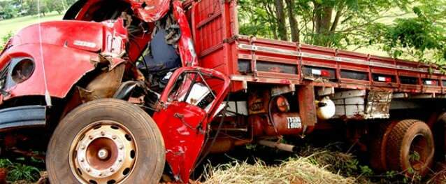  Caminhoneiro dorme e ve&iacute;culo sai da pista na MS-276