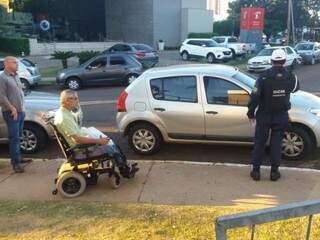 Cadeirante aguarda veículo ser retirado de lugar irregular (Foto: Divulgação / Guarda Municipal) 